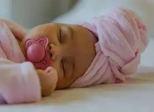 3 Reasons Why it Isn't Safe for a Newborn Baby to Sleep on Side: What Parents Should Know 5 newborn baby to sleep on side